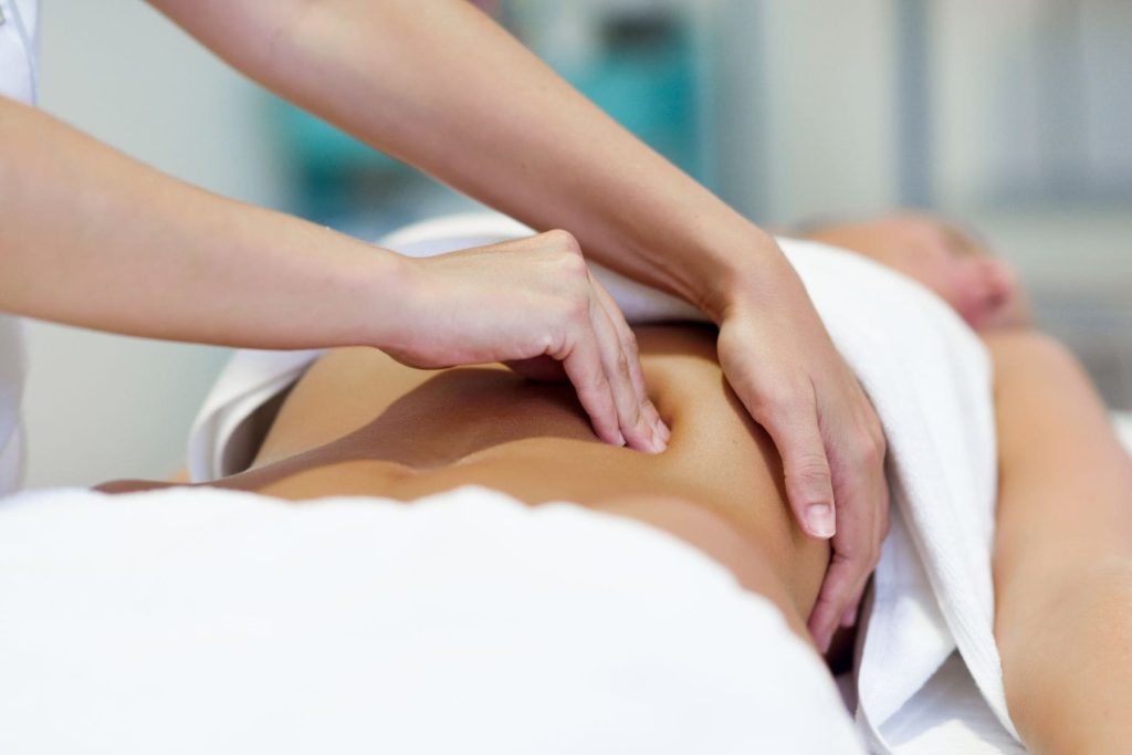 Consultation d’ostéopathie au centre KINE’O à Marseille 13006, travail manuel sur la colonne