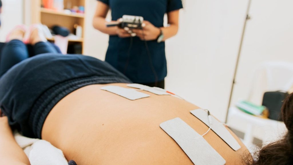 Électrothérapie en kinésithérapie : électrodes posées pour stimuler les muscles au centre KINE’O à Marseille