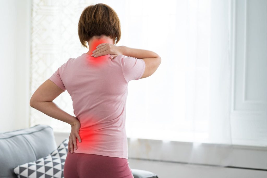 Symptômes de cervicalgie avec irradiations – douleurs au cou et dans le dos